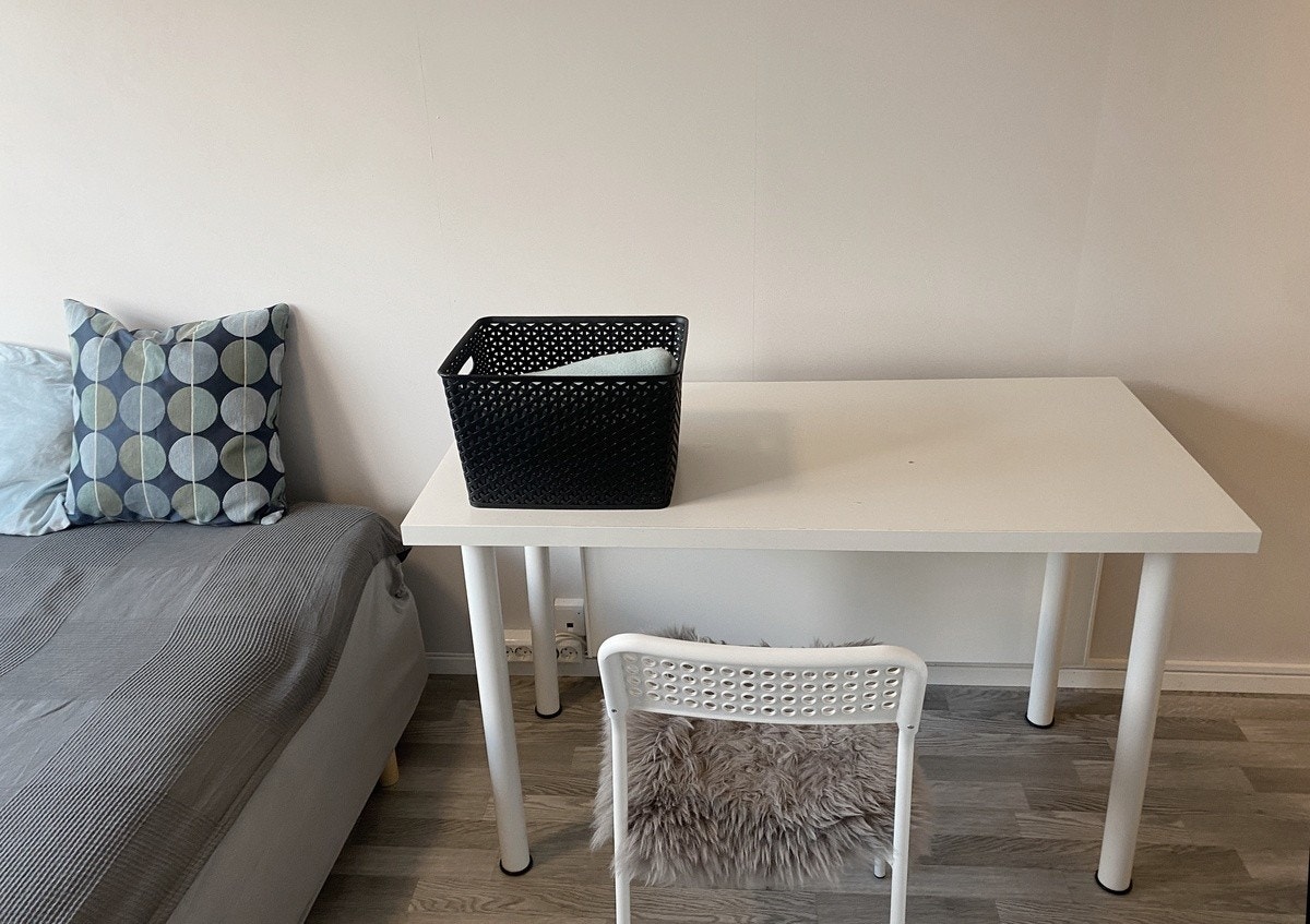God plass til spise/skrivebord, her kan man jobbe med studiene i rolige omgivelser uten forstyrrelser Galleribilde