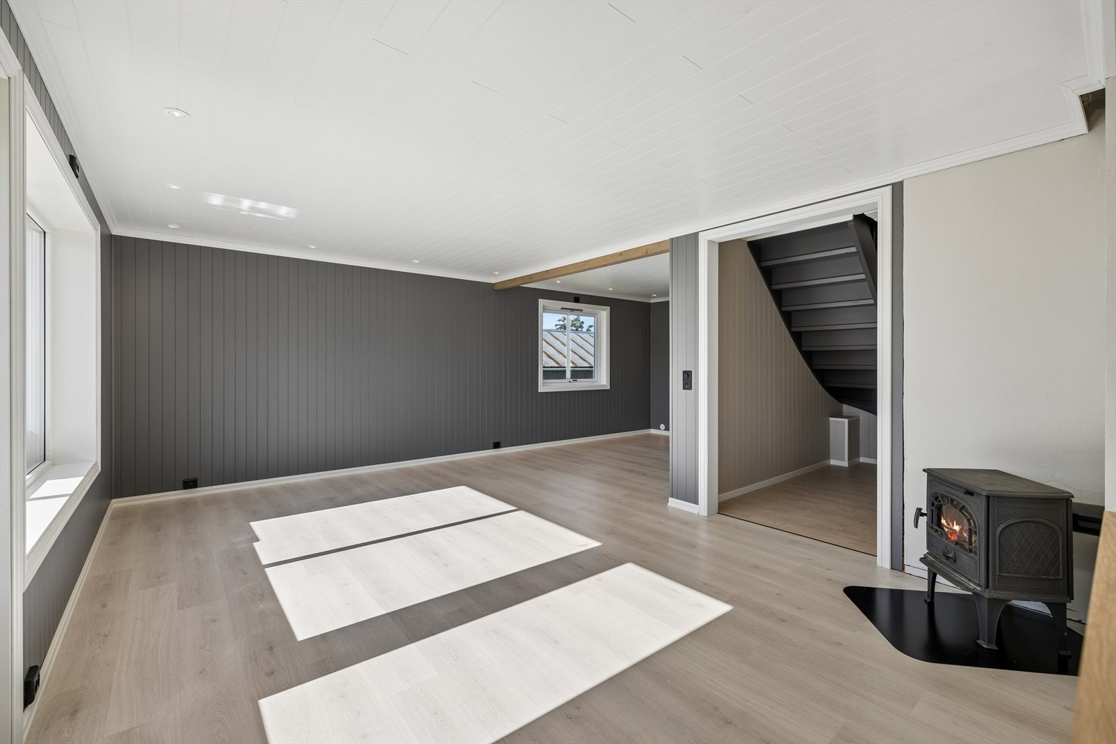 Stuen er romslig og gir plass til både sofagruppe og spisebord. Galleribilde