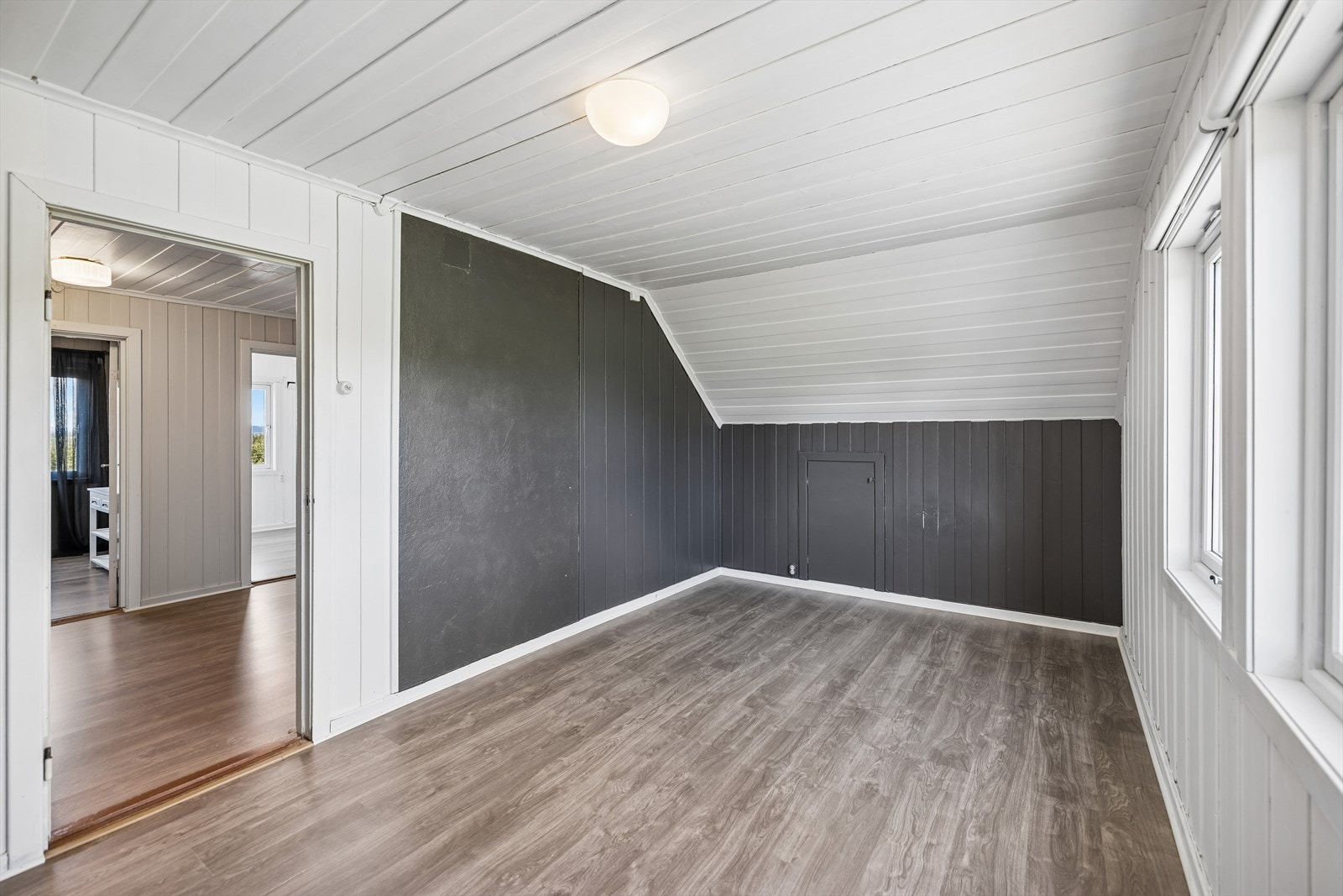 Skråtak og panel i himling gir en lun atmosfære i soverommene. Galleribilde