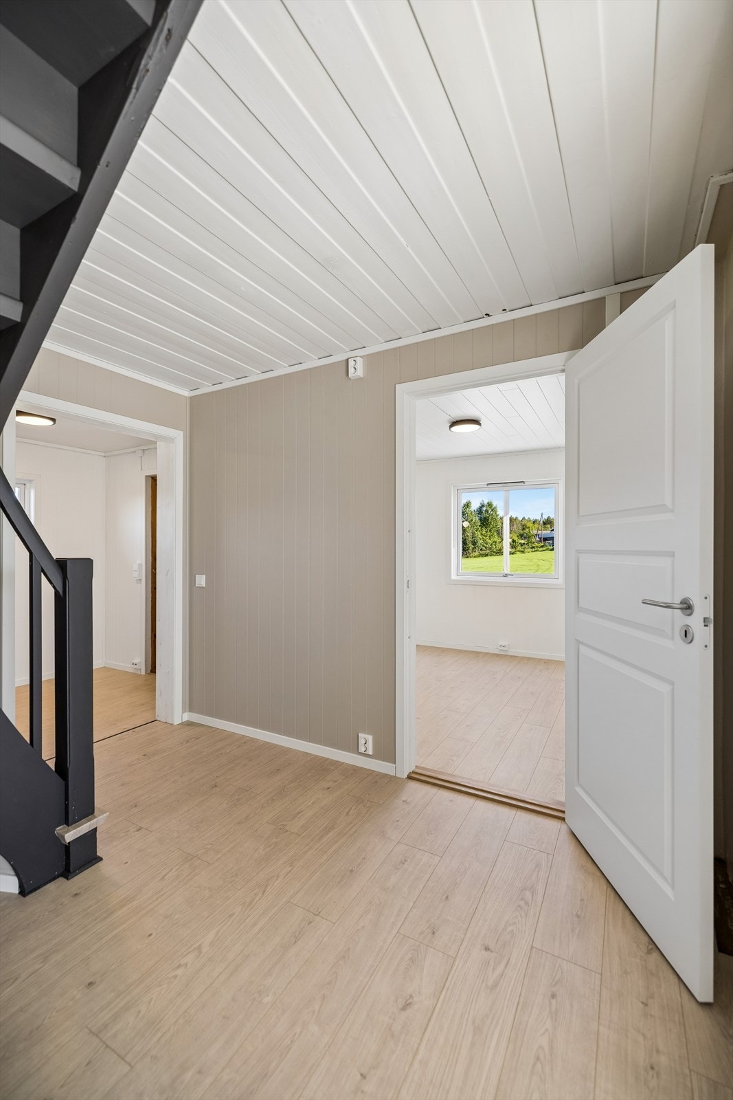 Gangen i første etasje har malte fyllingsdører inn til rommene. Galleribilde