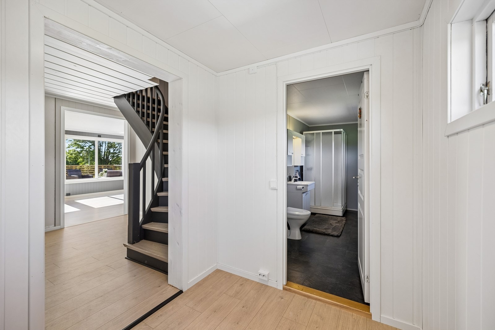 Fra gangen er det tilgang til bad, soverom og stue, samt trapp opp til andre etasje. Galleribilde