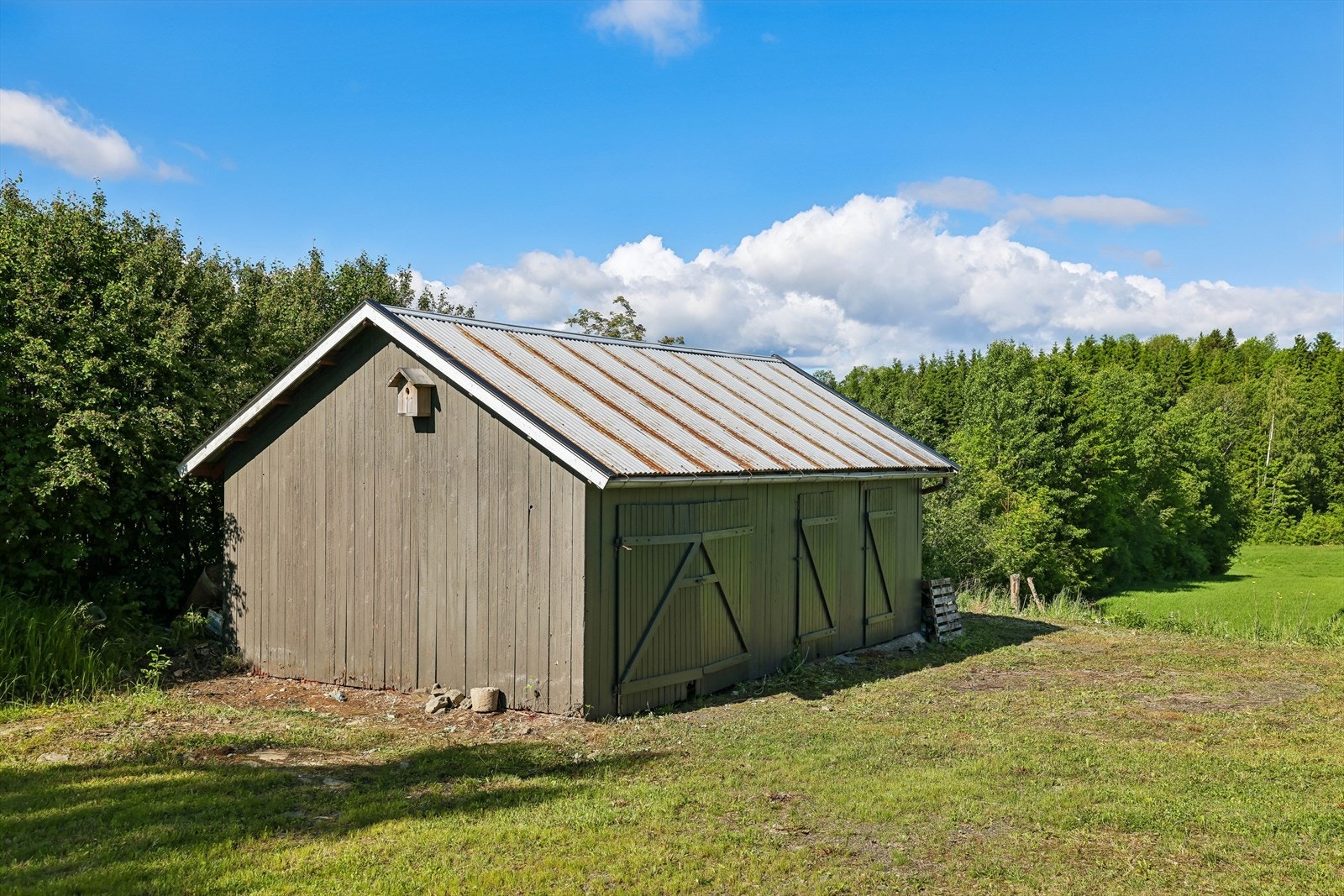 På eiendommen står en eldre, frittstående uthus-/garasjebygning på 28 m². Behov for oppgradering. Galleribilde