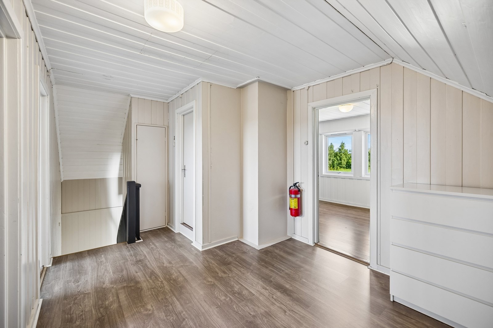Loftsgangen i andre etasje fordeler til tre soverom og en bod. I boden er det sluk i gulvet fra et tidligere bad. Galleribilde