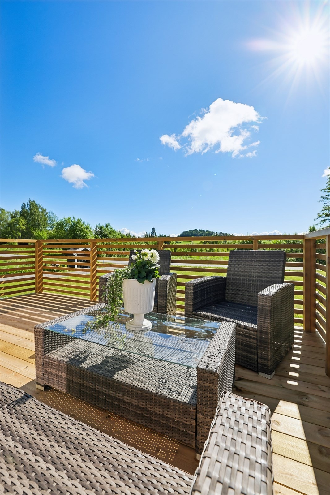 Verandaen på 12 m² er tilgjengelig fra stuen og gir en flott og solrik uteplass. Galleribilde