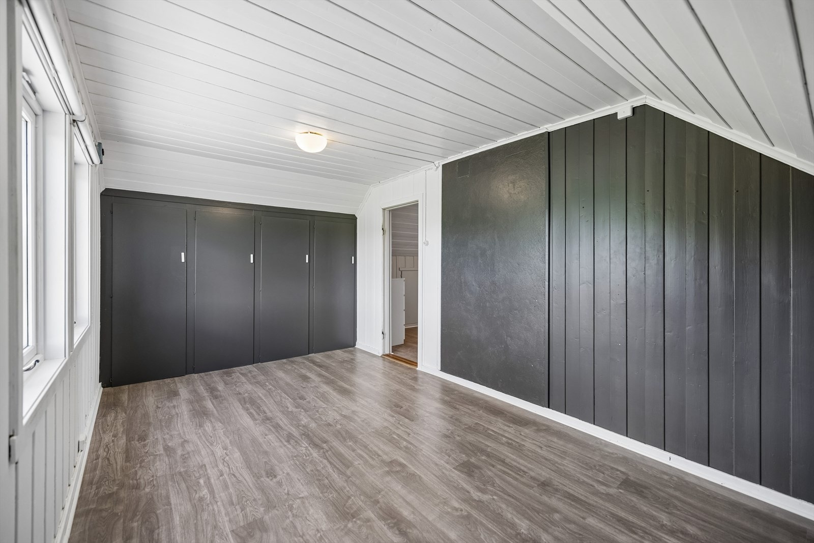 Dette rommet har god plass til garderobeskap langs den ene veggen. Galleribilde
