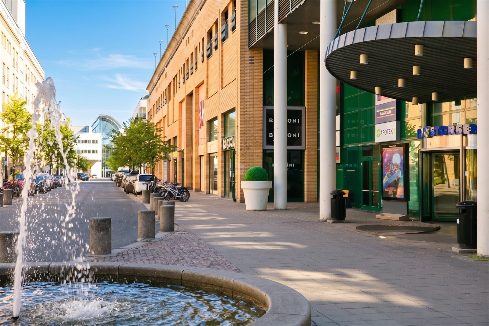 Sandvika Storsenter ligger i området. Galleribilde