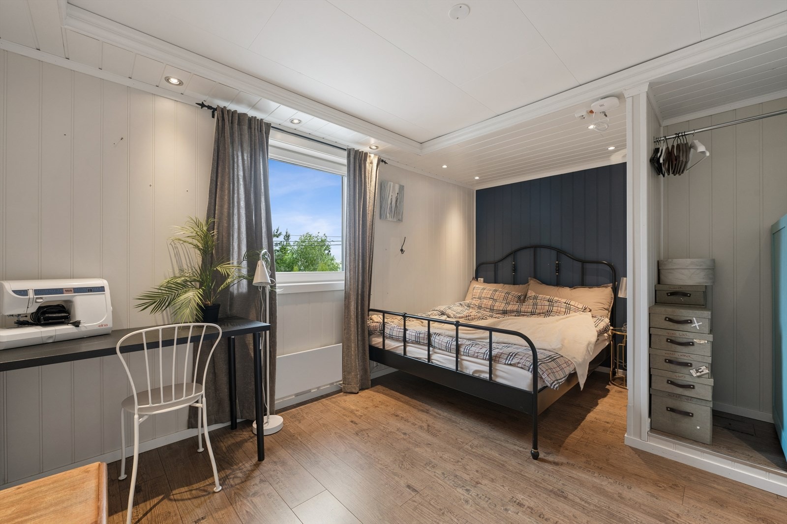 Et av soverommene i underetasjen, med plass til seng og skrivebord. Integrert garderobeskap gir godt med lagringsplass! Galleribilde