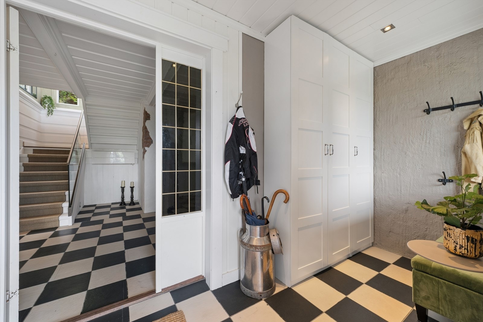 Entréen har rikelig med garderobeplass for yttertøy og sko. Galleribilde
