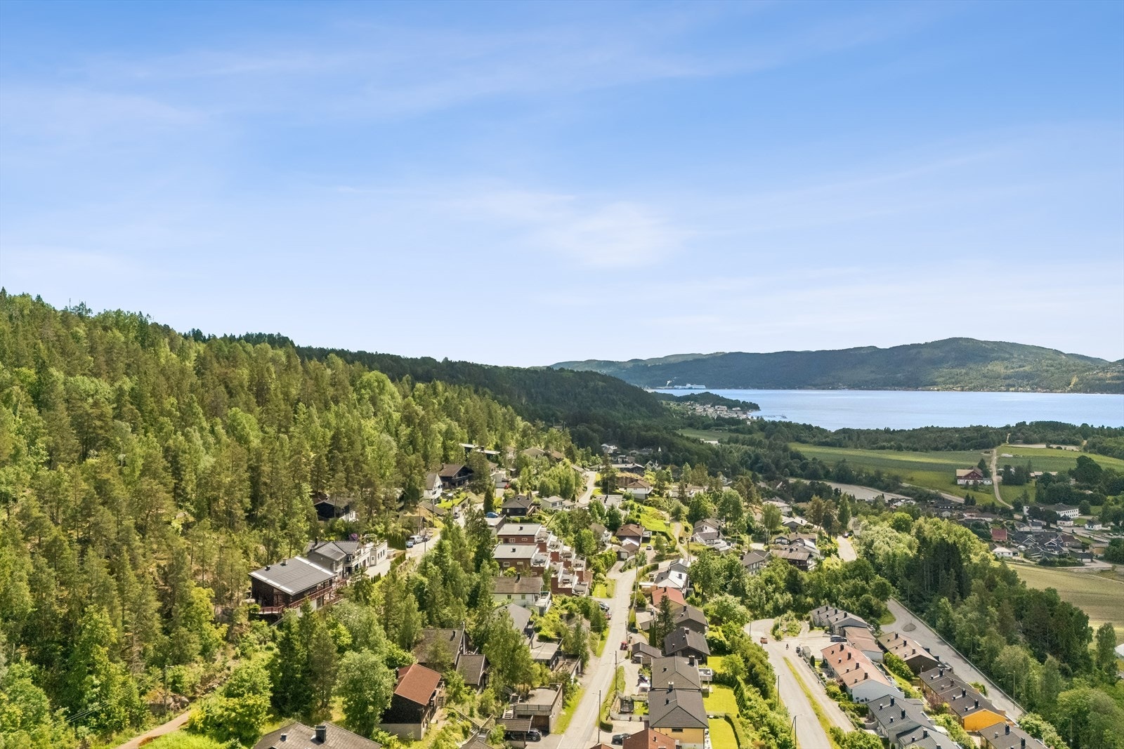 Herfra er det kort vei til både turområder, skoler og barnehager. Galleribilde