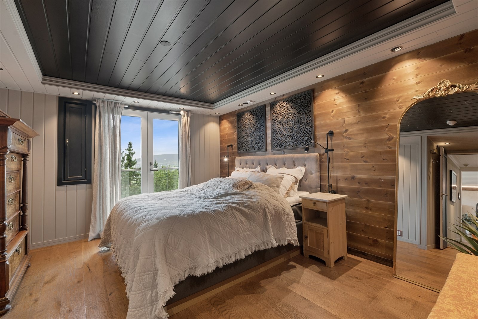 Et stort og luftig hovedsoverom, med videre tilkomst til en privat balkong på ca. 4 m². Galleribilde
