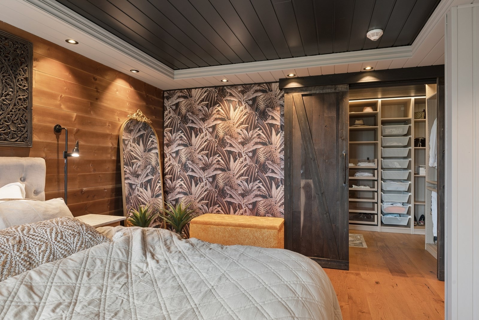 Fra soverommet er det inngang til et romslig walk-in-closet. Galleribilde