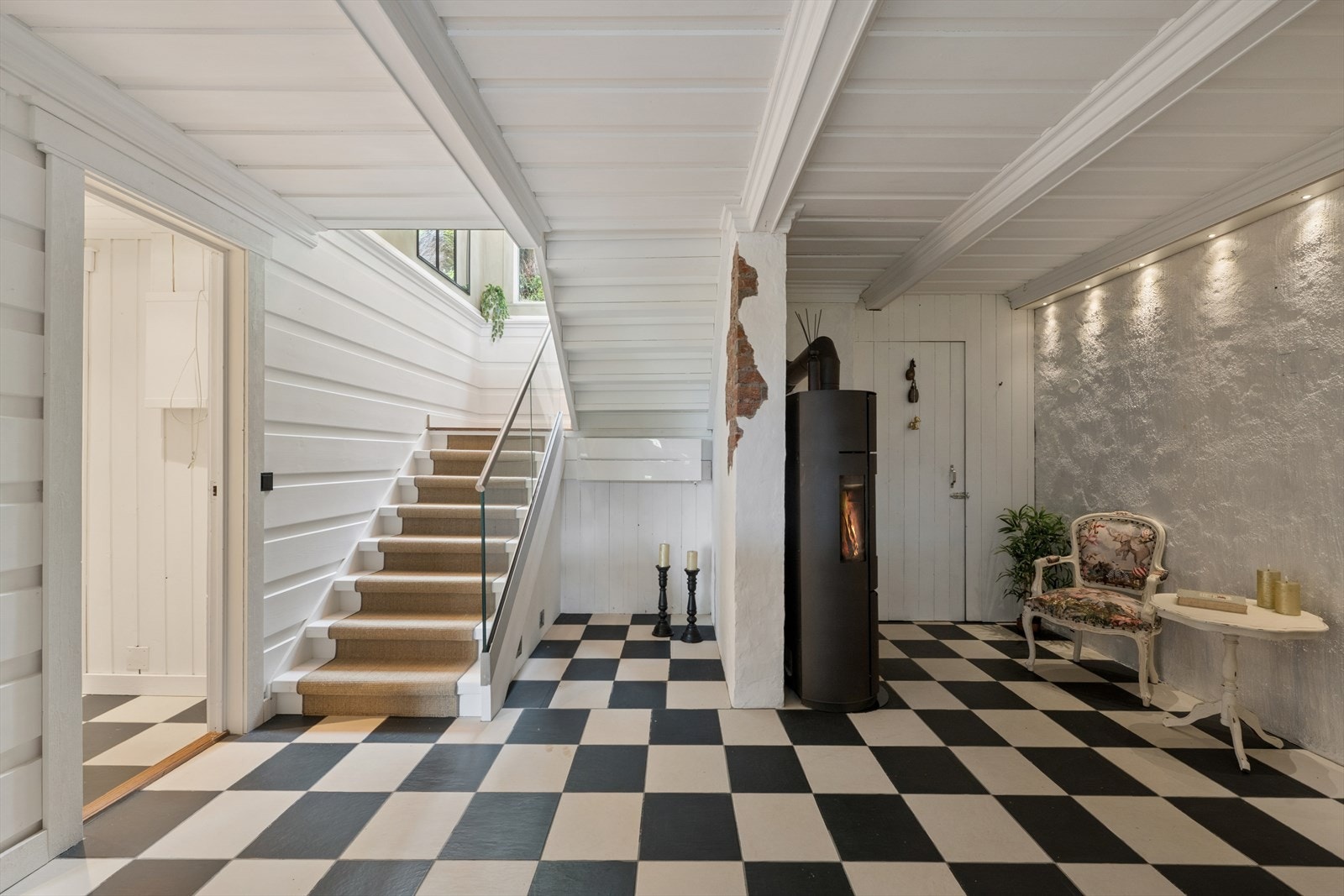 Velkommen inn i en romslig hall med vedovn som gir en lun mottakelse! Galleribilde