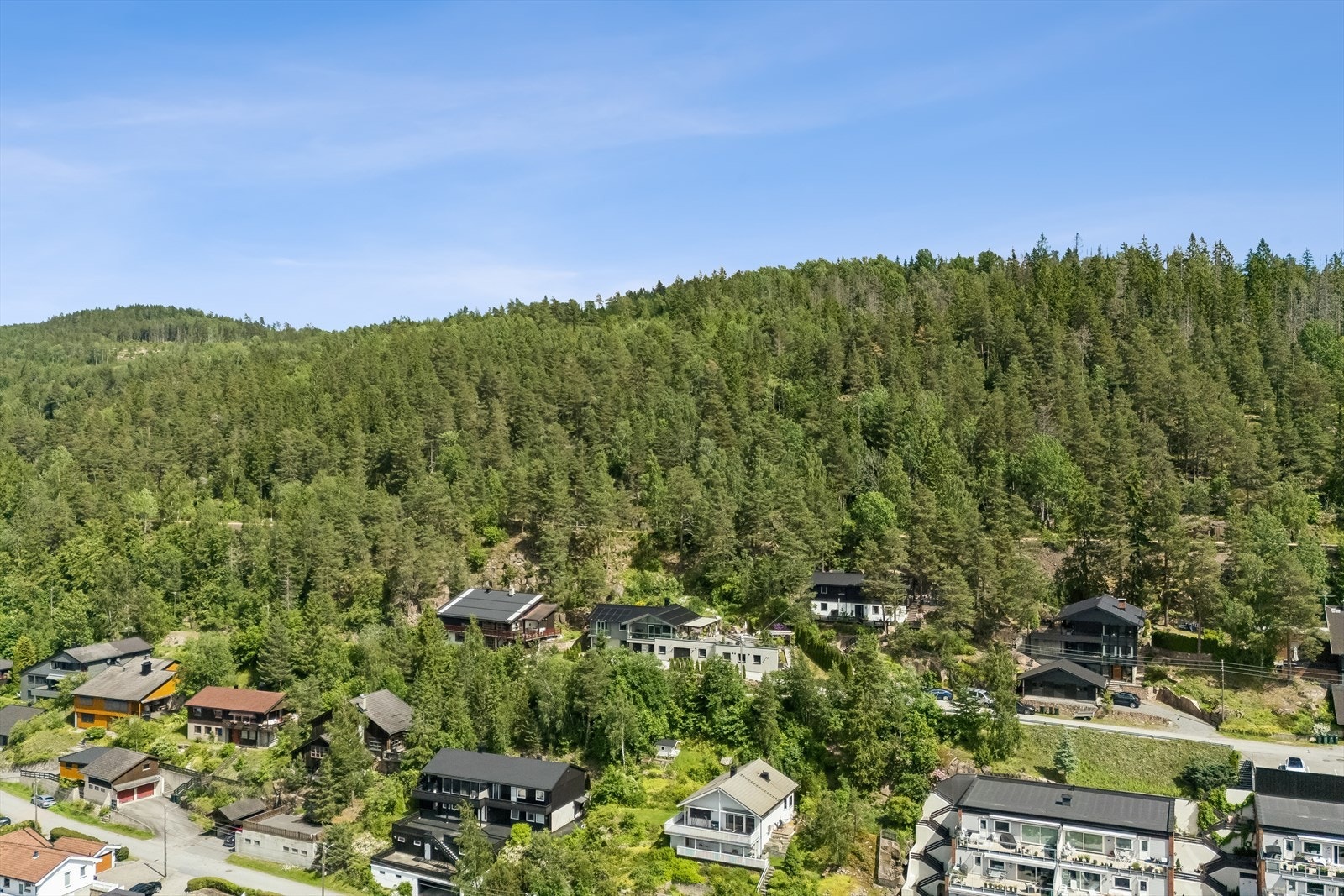Eiendommen ligger i et etablert og rolig boligområde med umiddelbar nærhet til naturen. Galleribilde
