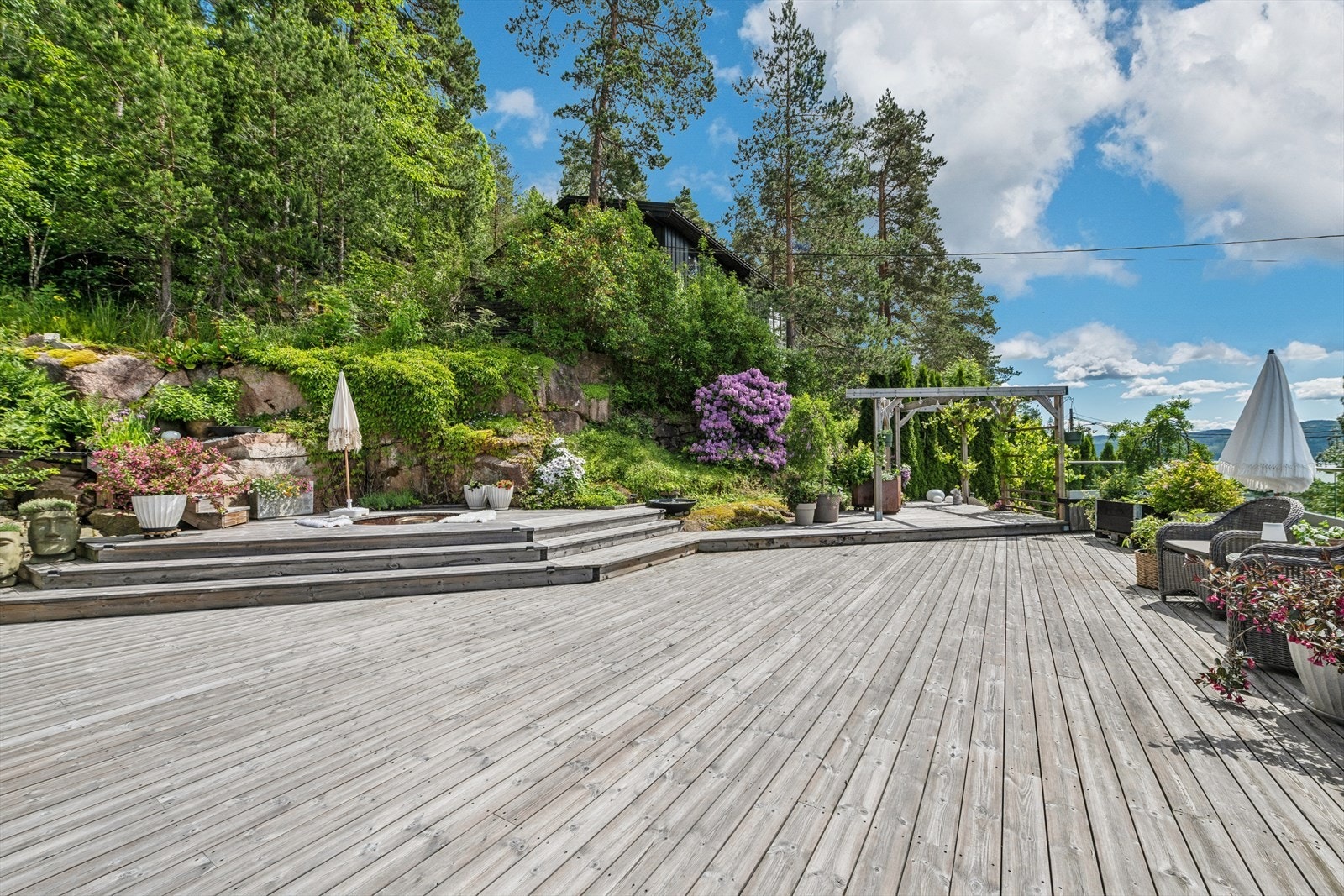 Den store verandaen på cirka 170 m² har god plass for flere sittegrupper. Dekket er delvis av vedlikeholdsvennlig Kebony. Galleribilde
