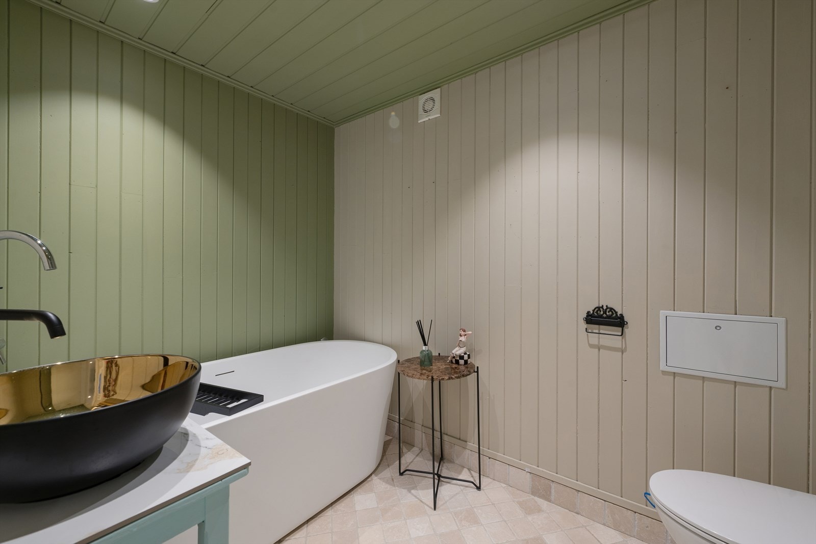 Badet i underetasjen er utstyrt med badekar og veggmontert toalett. Galleribilde
