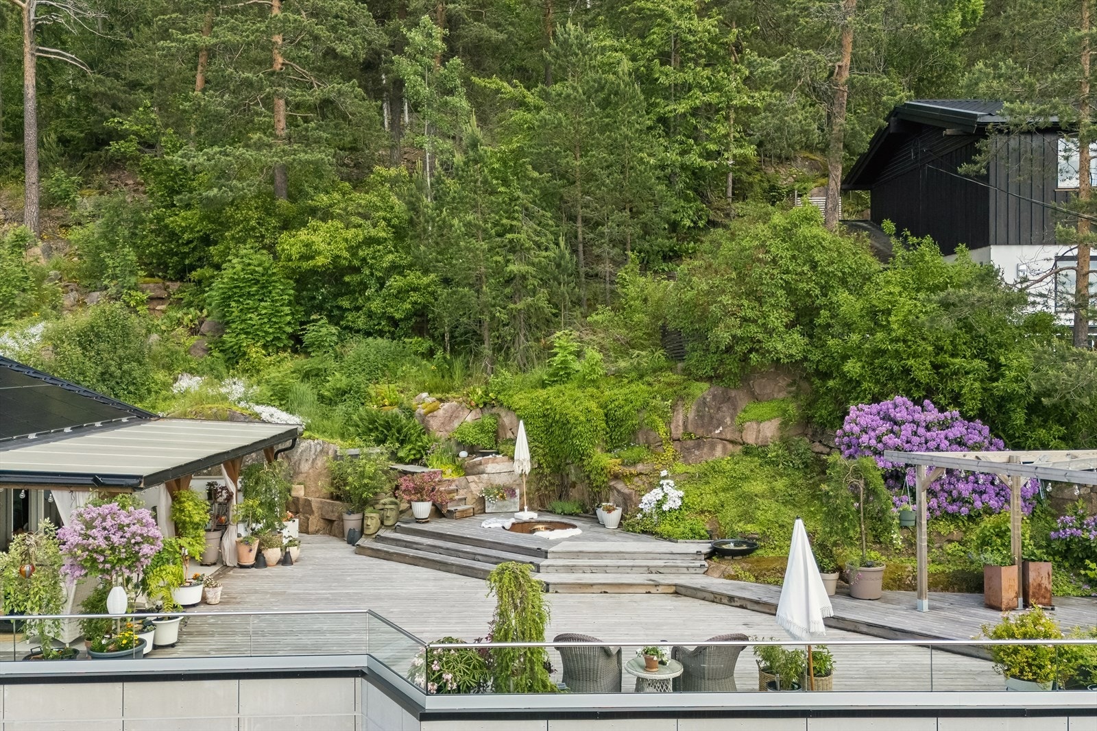 Eiendommen har et stort og pent opparbeidet uteområde på en tomt som ligger i et etablert og familievennlig nabolag på Gullaug. Galleribilde