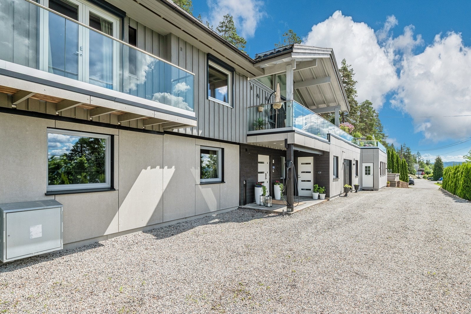 Fasaden ble etterisolert og kledd med nye betongplater i nyere tid noe som gir et moderne uttrykk og redusert vedlikehold. Stor innkjørsel med flere biloppstillingsplasser. Galleribilde