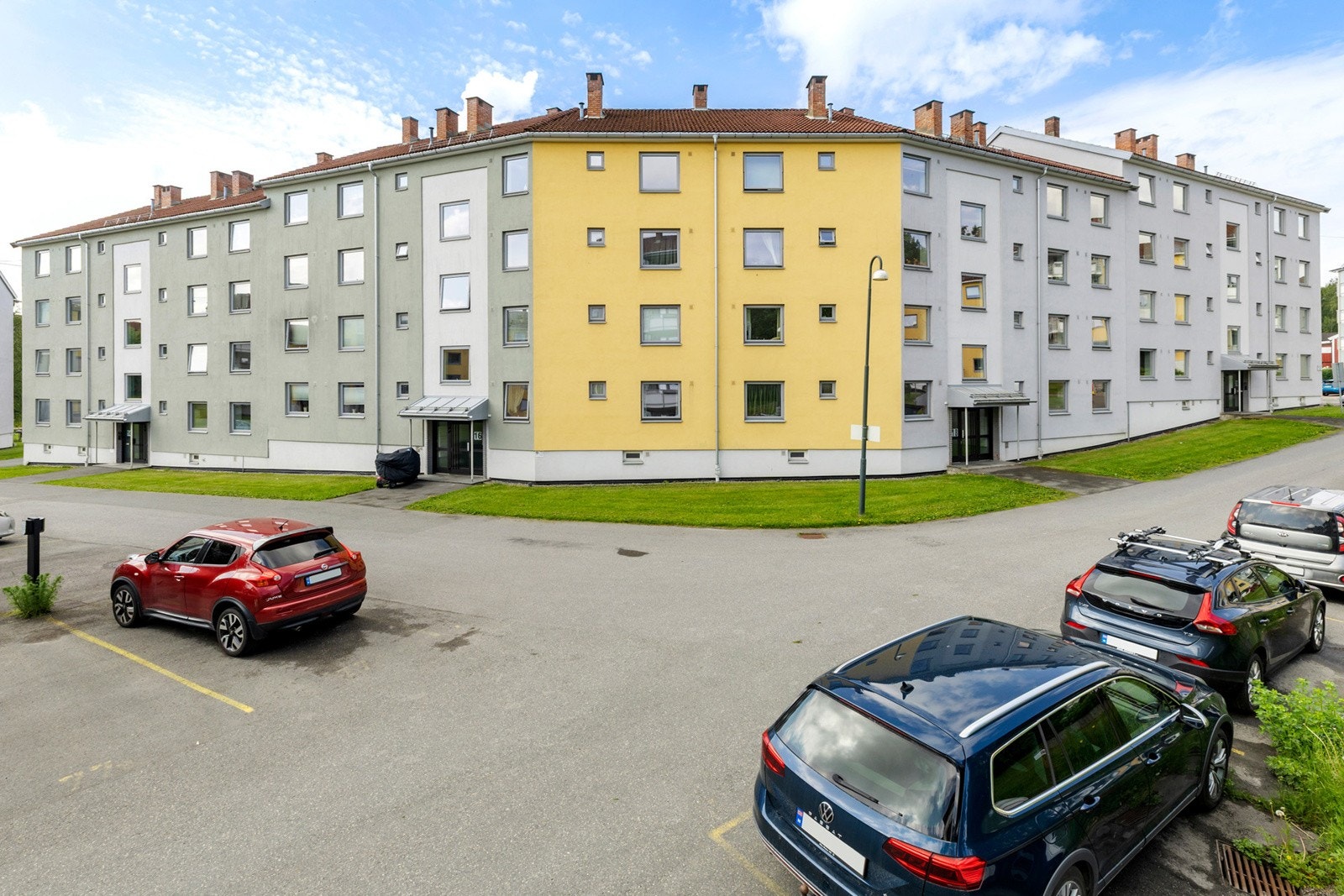 Borettslaget har 113 parkeringsplasser til leie med lading på de fleste plassene Galleribilde