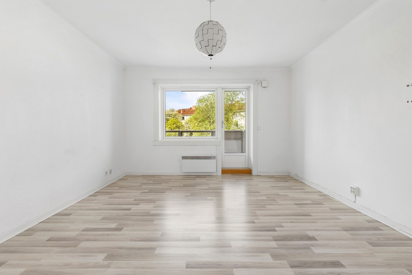 Stuen fremstår som boligens naturlige samlingspunkt. Her har du plass til både spisebord og sittegruppe Galleribilde