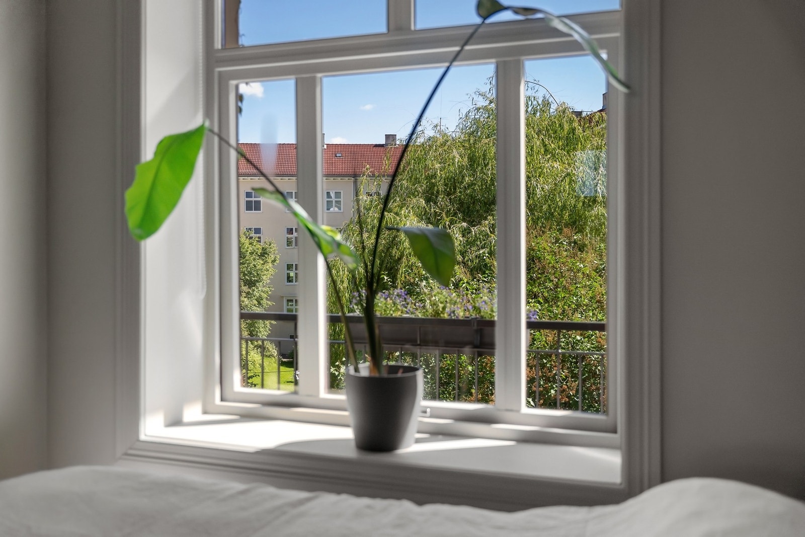 Her er det plass til dobbeltseng, og rommet vender ut mot den rolige, lukkede bakhagen. Galleribilde