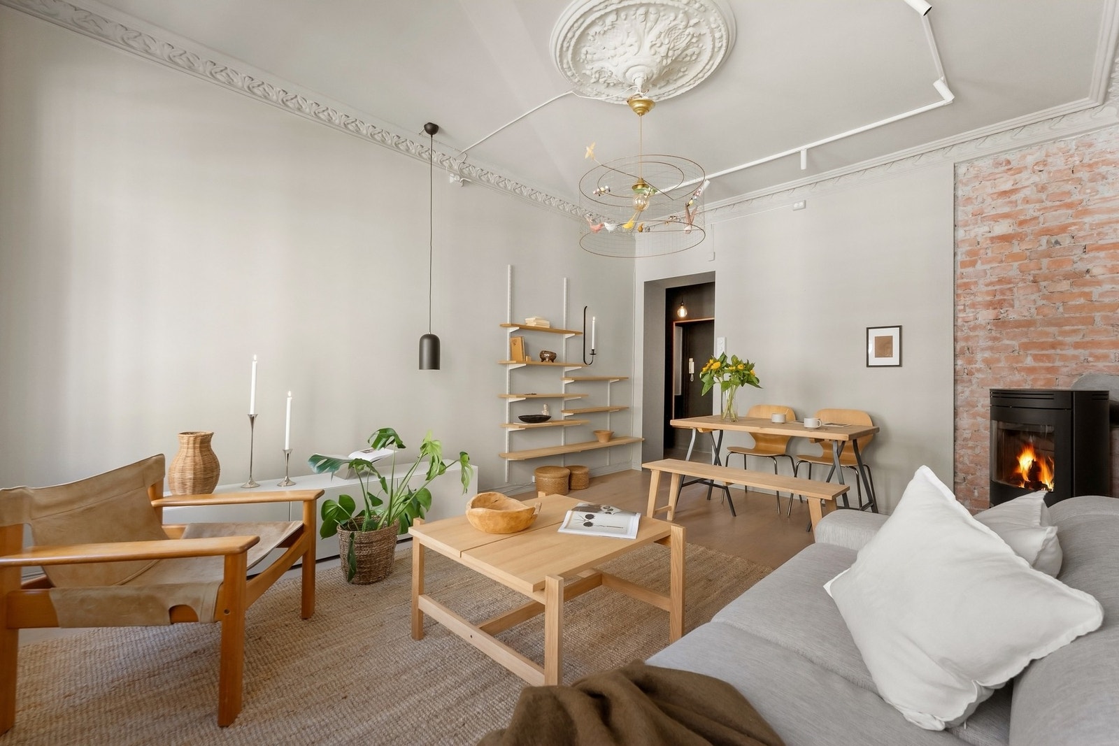 Stuen er romslig og lett å møblere, med god plass til både sofakrok, spiseplass og oppbevaring. Galleribilde