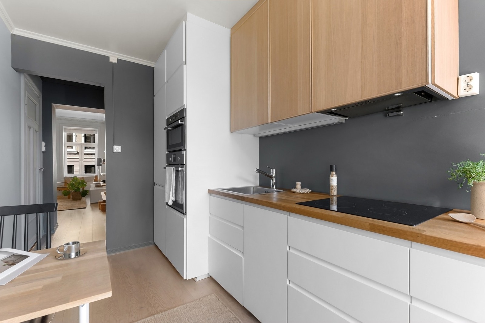 Rommet har også plass til et lite spisebord. Fra kjøkkenet går du videre inn til stuen, som gir leiligheten en fin og praktisk flyt mellom rommene. Galleribilde