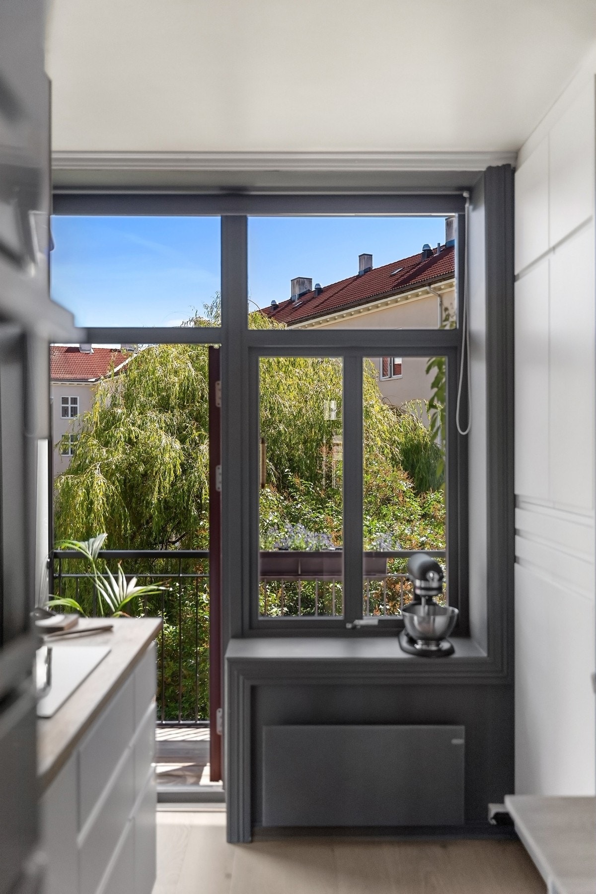 Kjøkkenet vender ut mot en av St. Hanshaugens lekreste bakgårder, som gir rommet en hyggelig og lun atmosfære. Galleribilde