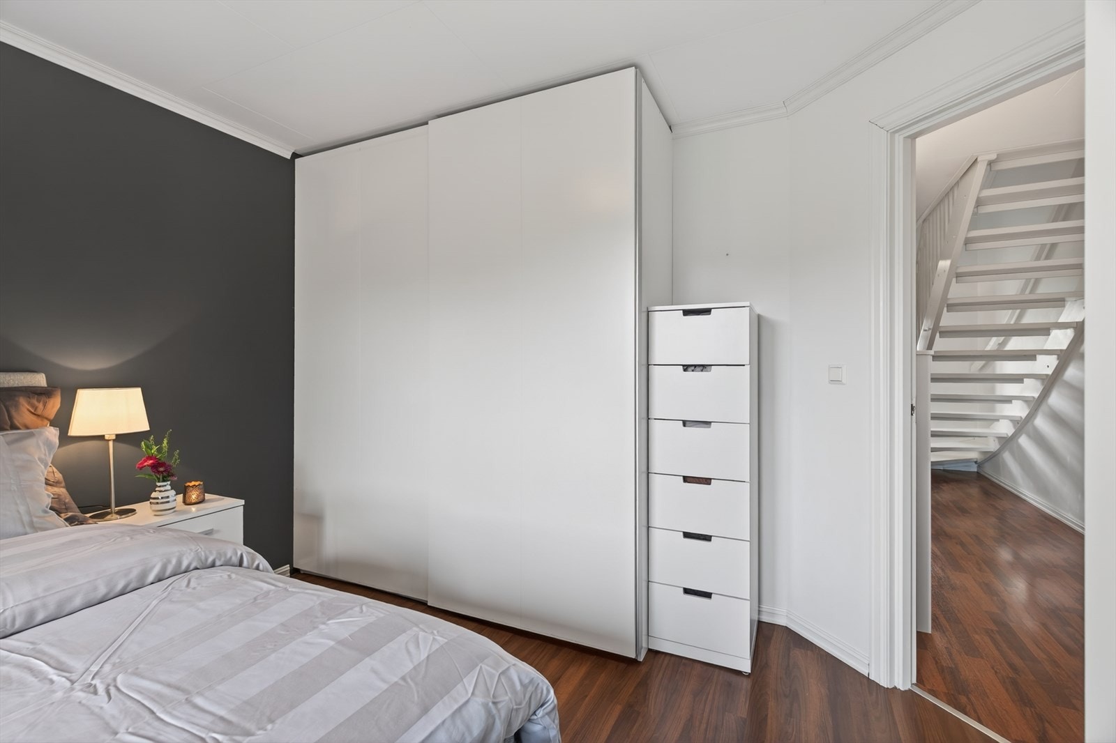 Rommet har en stor garderobeløsning med skyvedører. Galleribilde