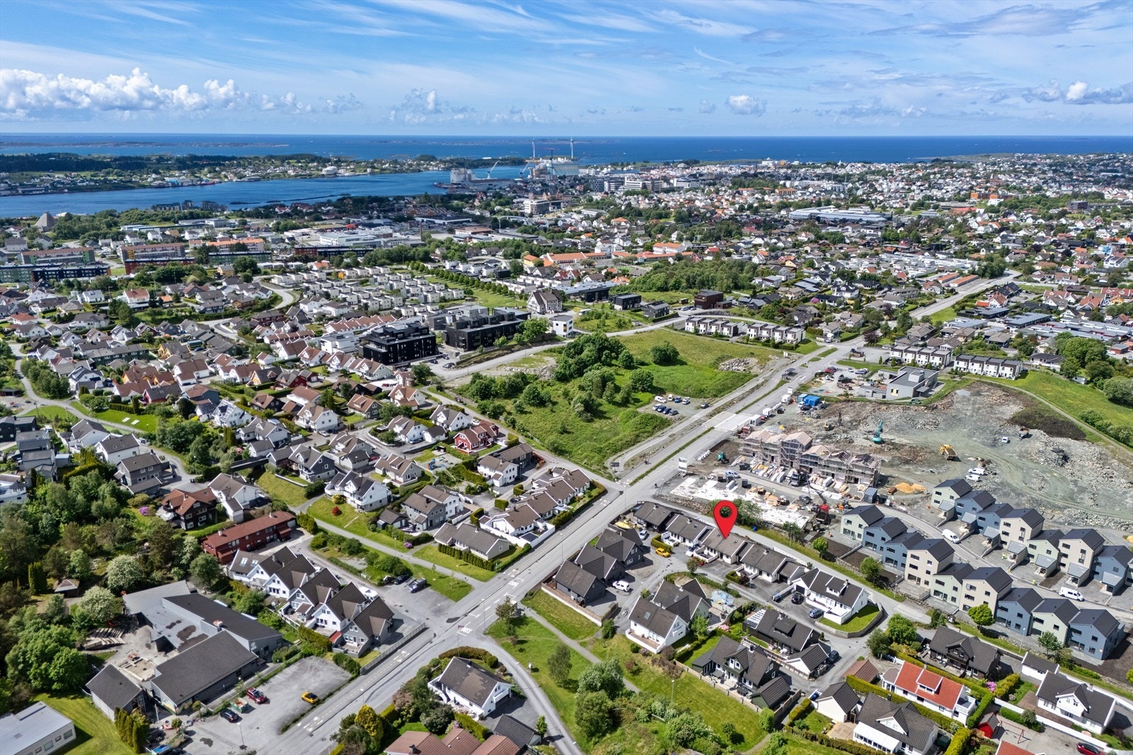 Boligen ligger tilbaketrukket til i et rolig boligområde uten gjennomgangstrafikk Galleribilde