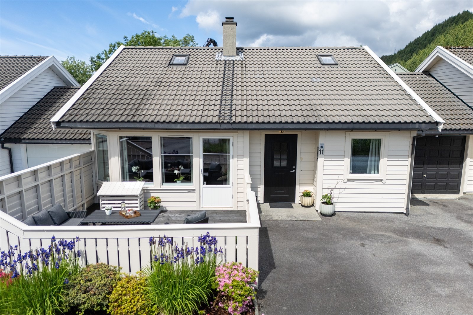 Asfaltert gårdsplass. Galleribilde