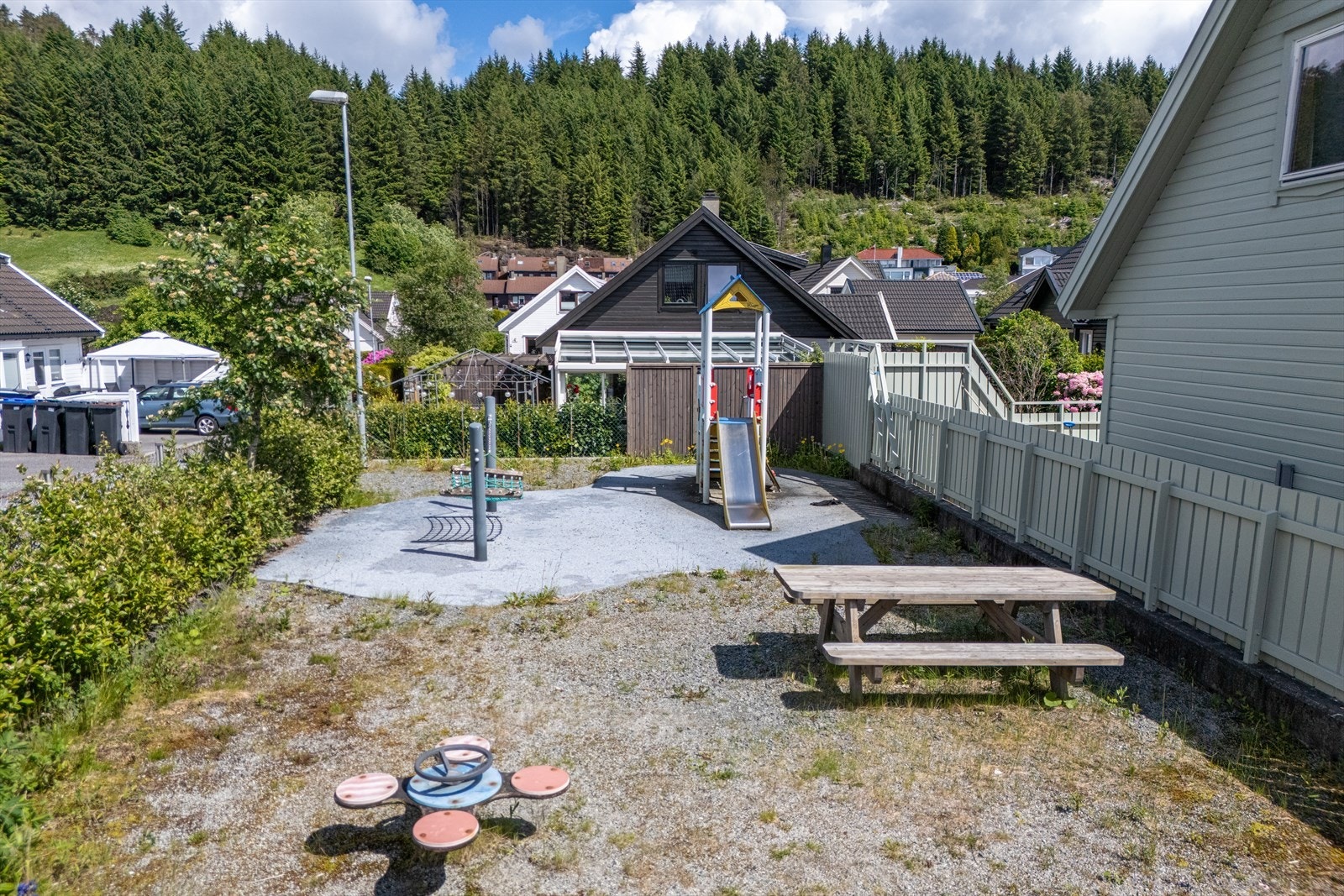 Kort vei til lekeplass i nabolaget. Galleribilde
