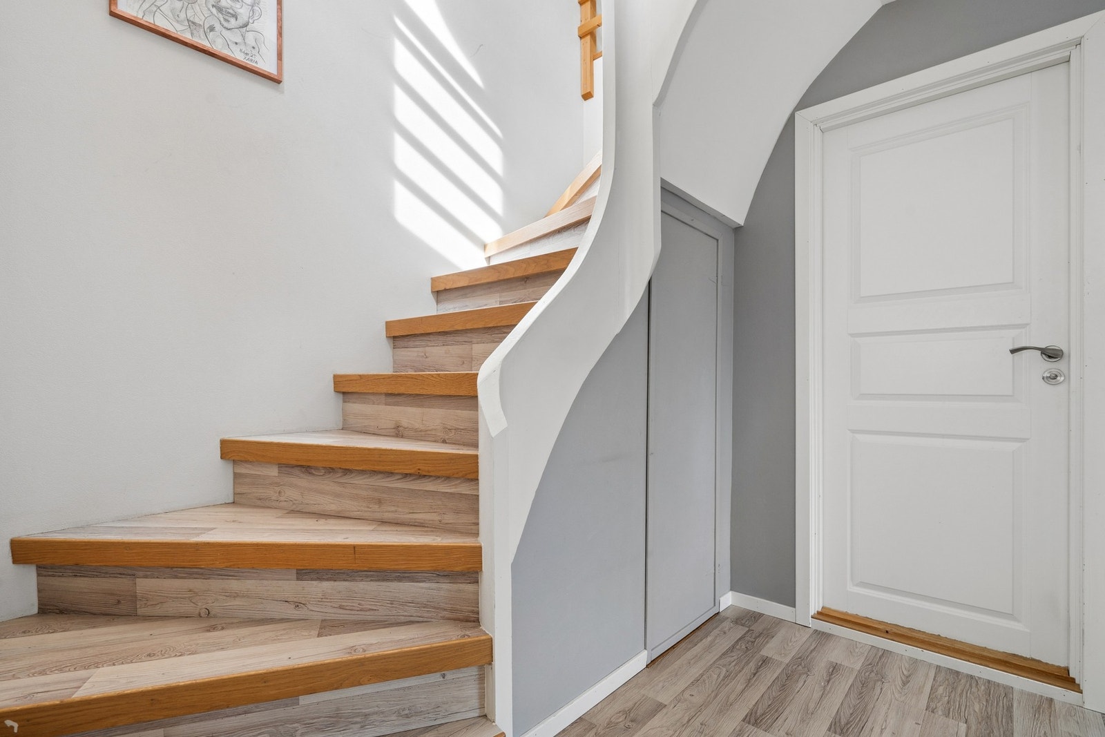 Trappen fører opp til loftsetasjen med soverom og balkong. Galleribilde