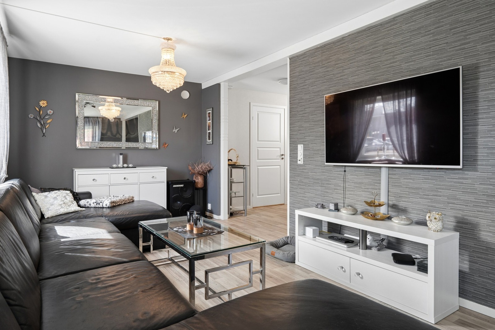 Stuen har god plass til en romslig sofagruppe. Galleribilde