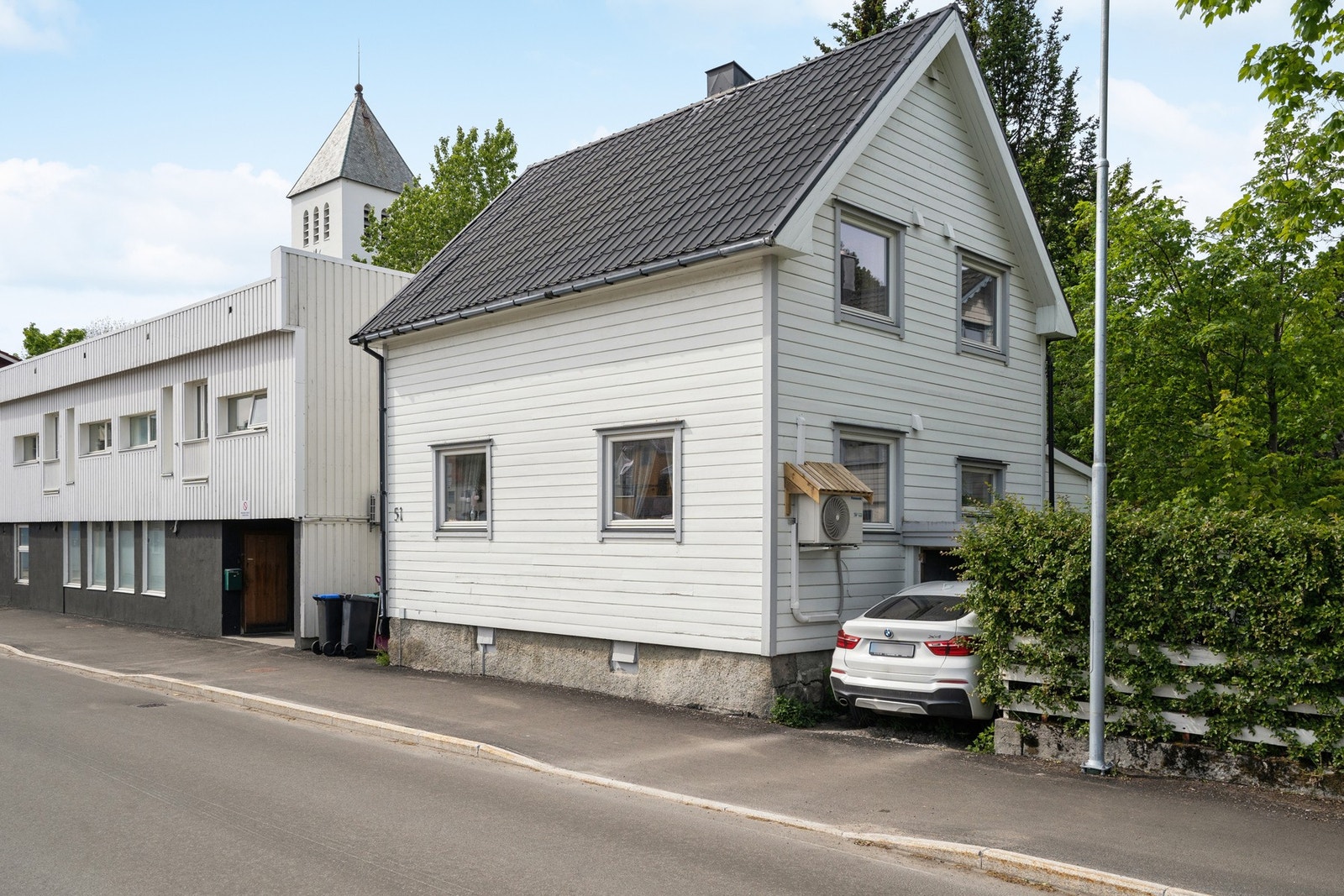 Eiendommen har en carport på 12 m². Galleribilde