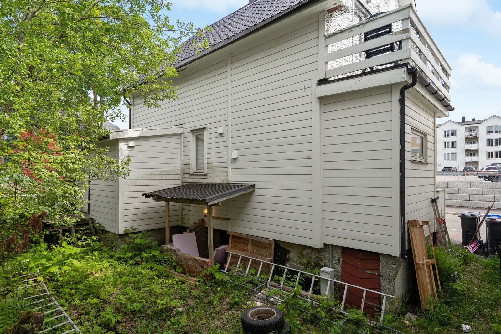 Bak boligen er det skrående terreng av stein og berg. Galleribilde