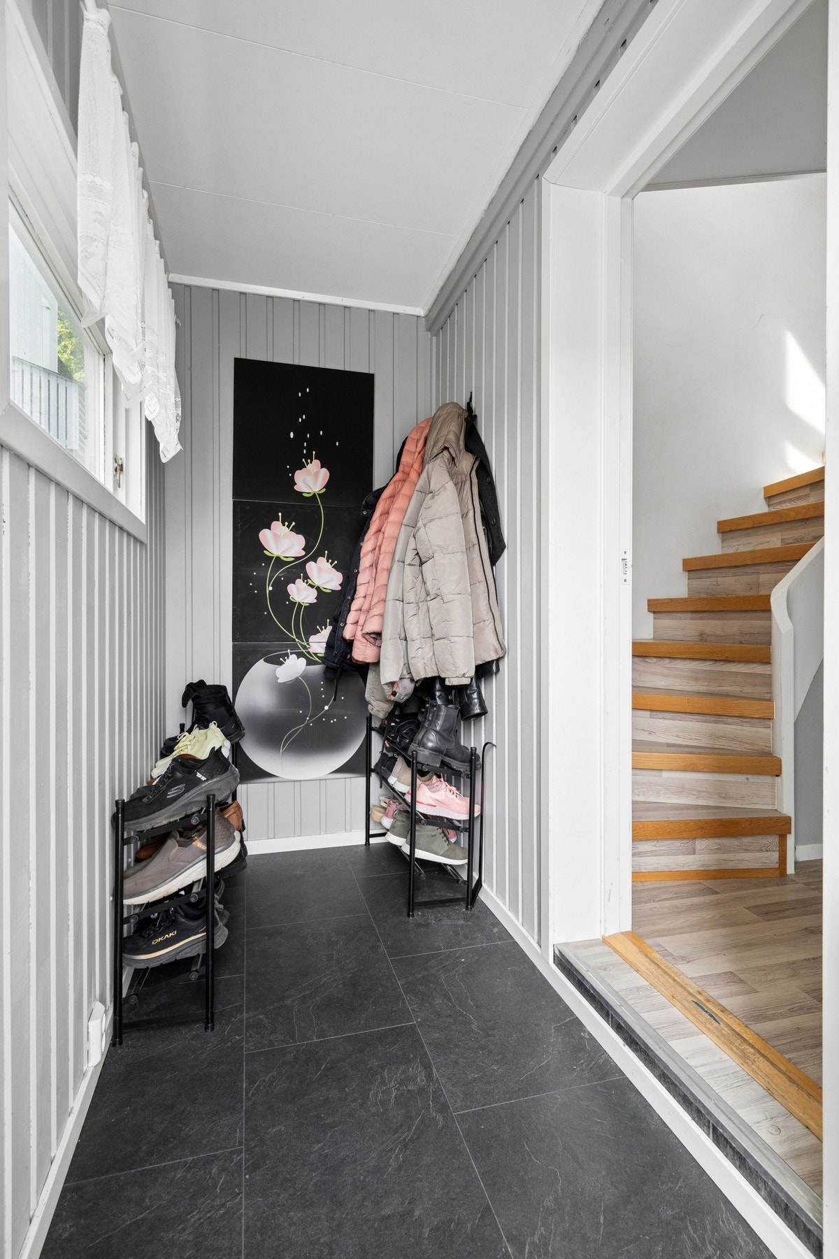 Entréen gir adkomst til boligens første etasje. Galleribilde