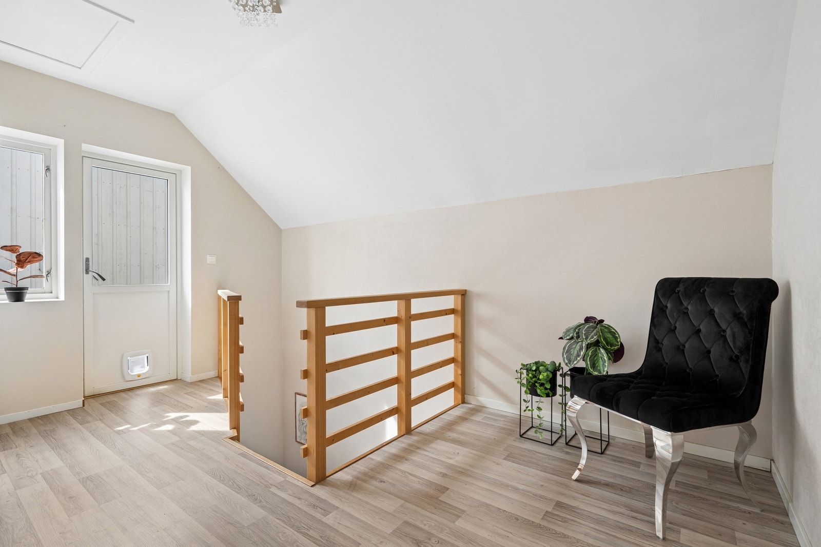 Gangen i loftsetasjen gir tilgang til tre soverom og har utgang til balkong. Galleribilde