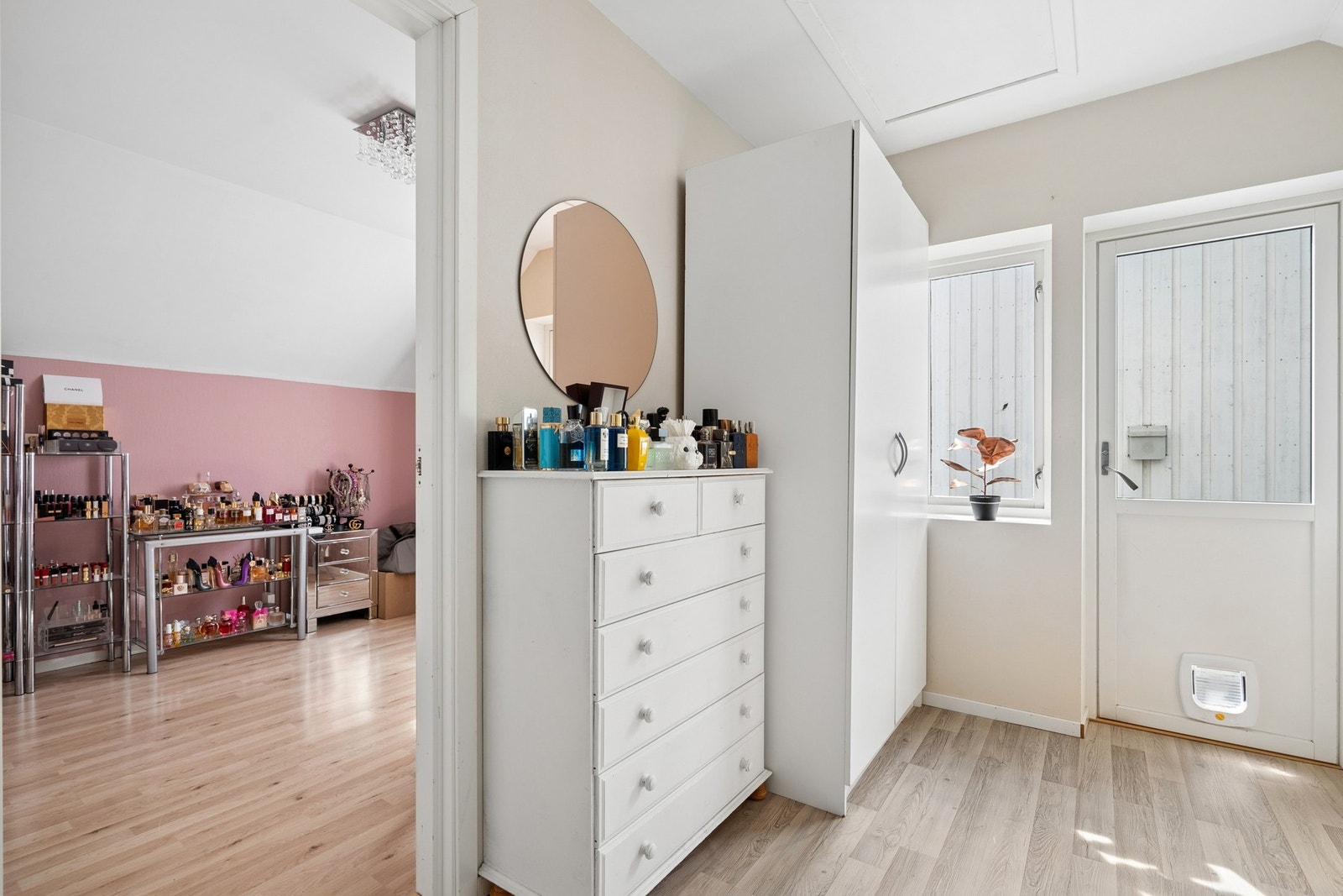 Loftsetasjen har gjennomgående laminatgulv. Galleribilde