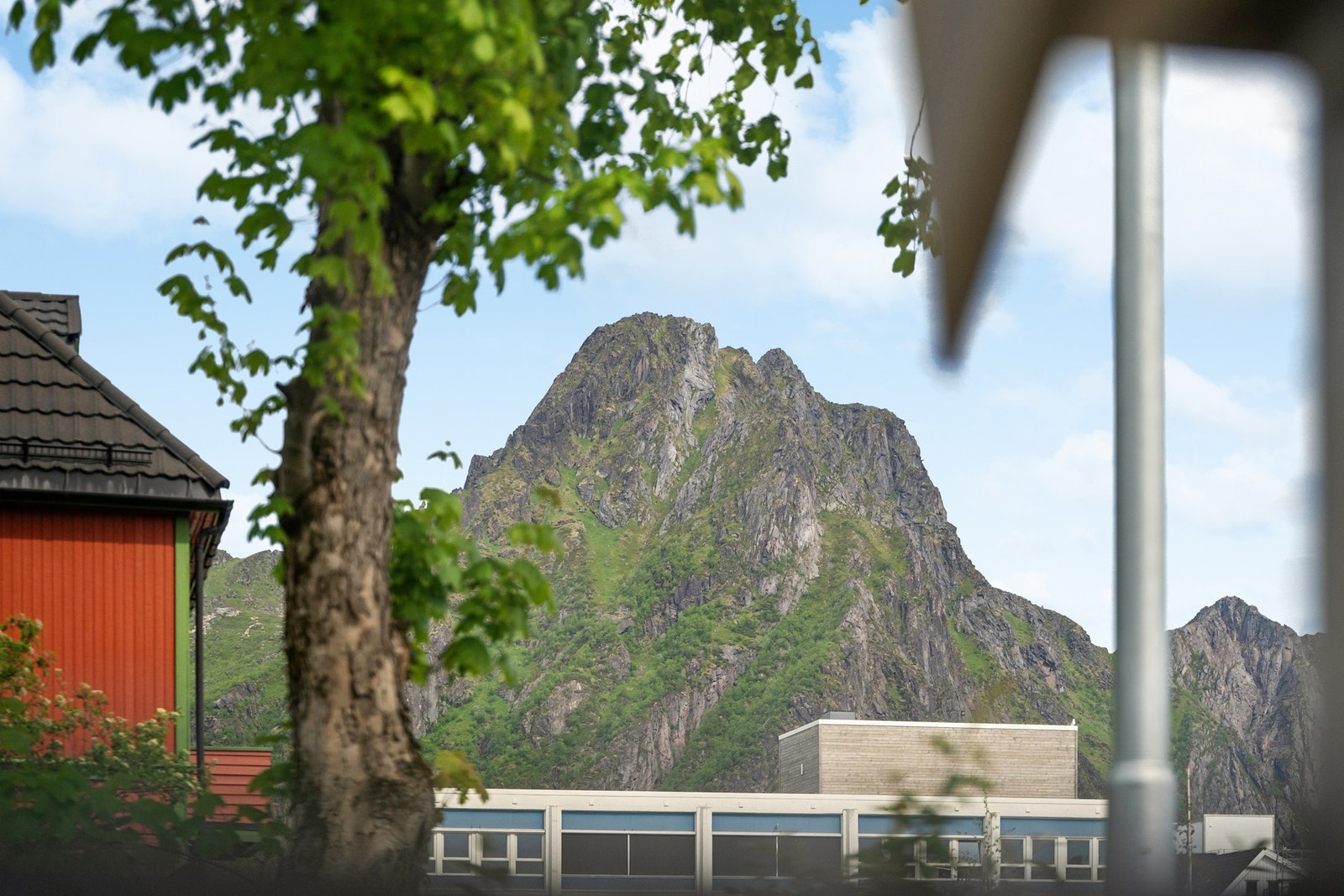 Fra eiendommen er det utsikt mot de omkringliggende fjellene. Galleribilde