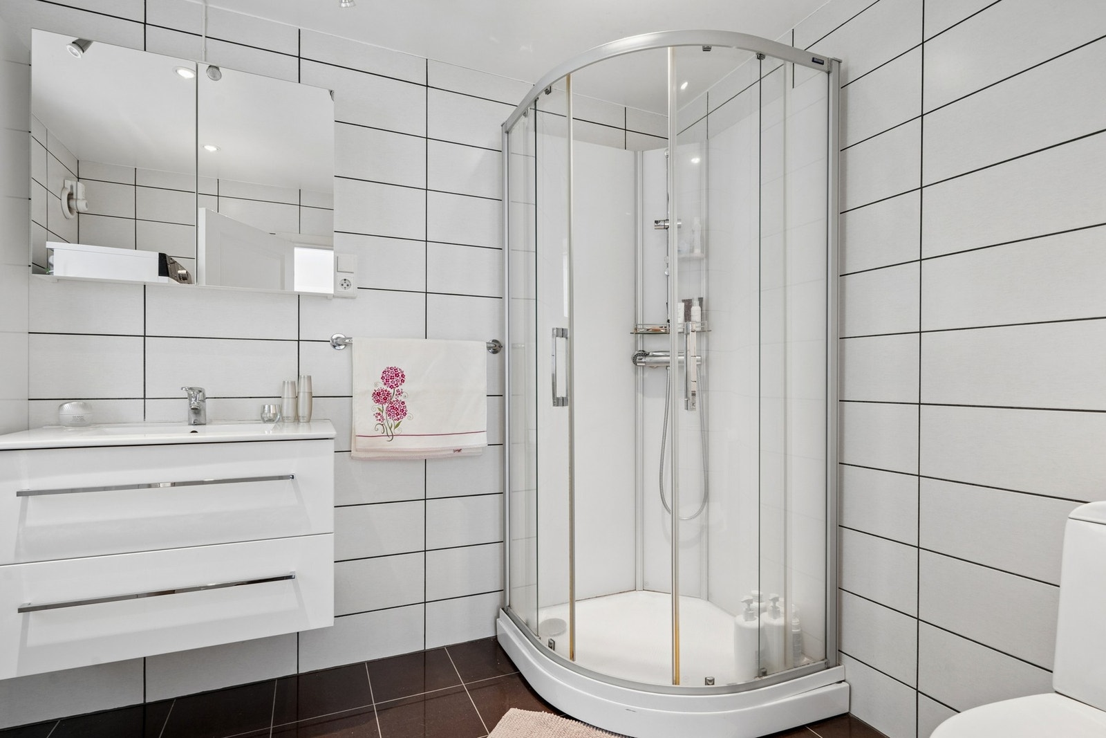 Badet i første etasje har flislagt gulv med elektriske varmekabler. Galleribilde