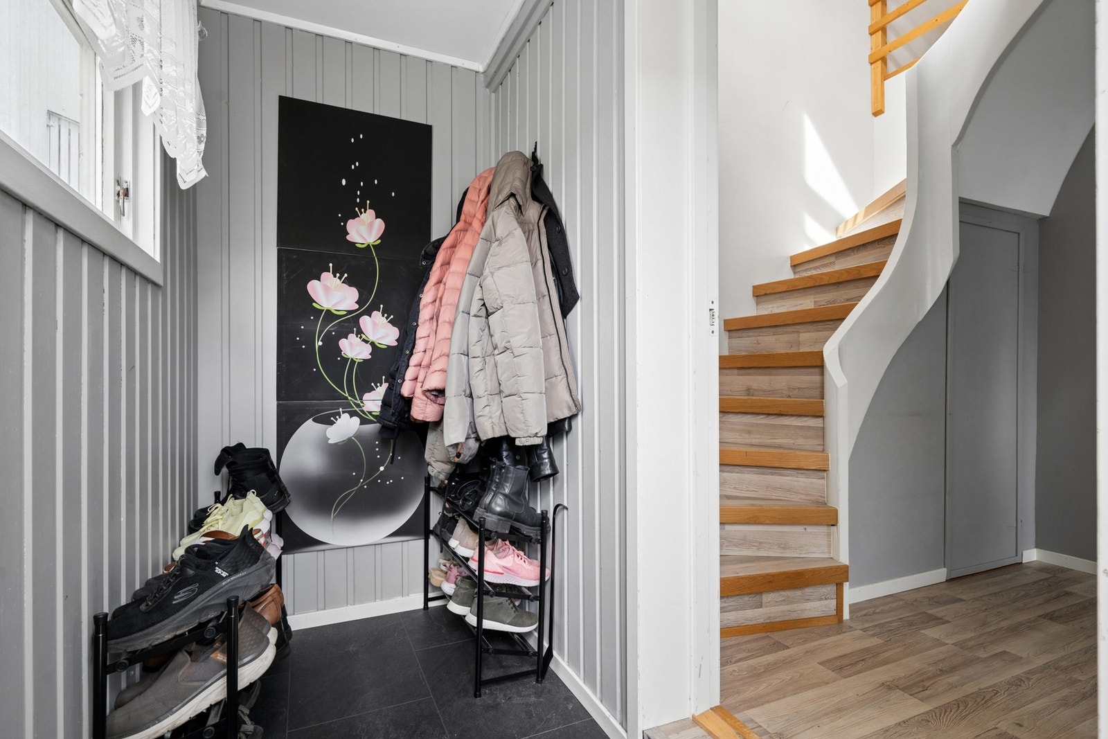 Velkommen inn. Den malte tretrappen binder de to etasjene sammen. Galleribilde