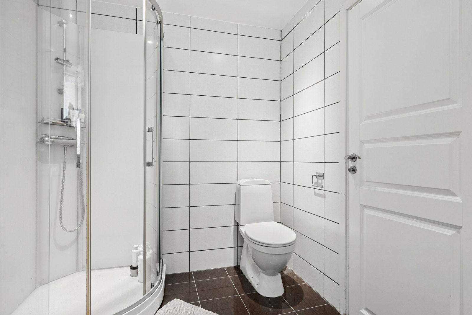 Badet er innredet med toalett, servant med underskap og dusjkabinett. Galleribilde