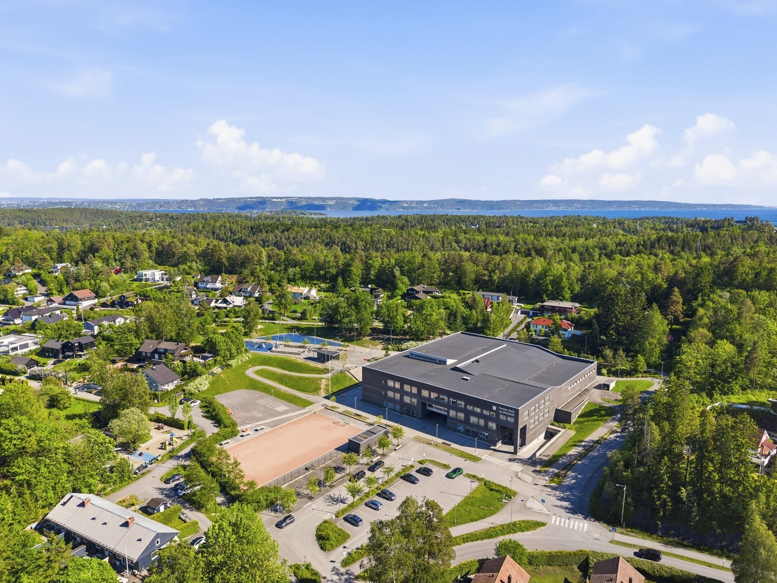 Nesøya skole for 1.-7. trinn ligger sentralt på øya, sammen med Nesøya idrettsanlegg. Galleribilde