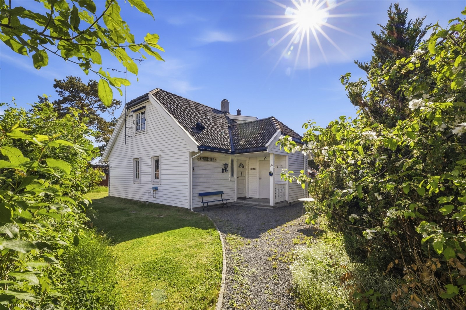 Svært hyggelig enebolig. Parkering i carport på felles gårdsplass. Galleribilde
