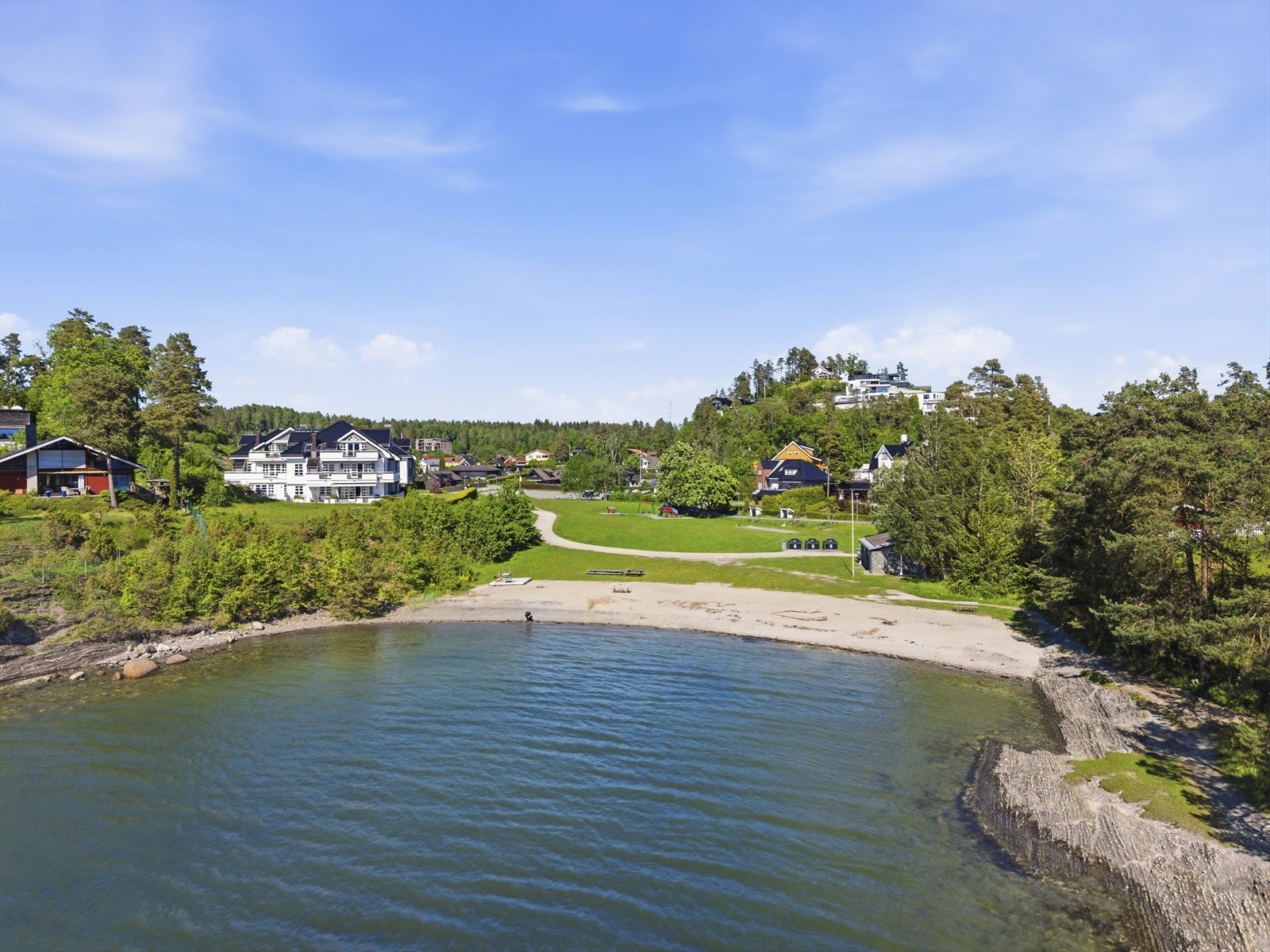 Hvamodden har både sandstrand, svaberg og store grøntområder. Galleribilde