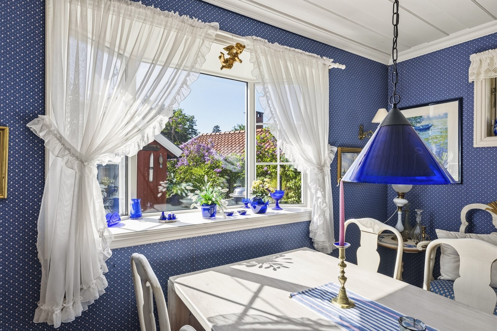 Spisestuen har god plass til langbord for hyggelige sammenkomster. Galleribilde