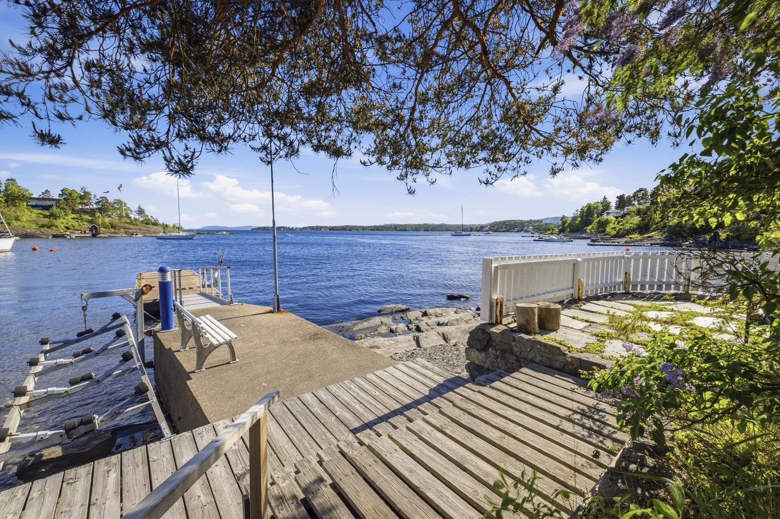 Egen dypvanns flytebrygge gir enkel adkomst til sjøen og har plass til større båter. Galleribilde