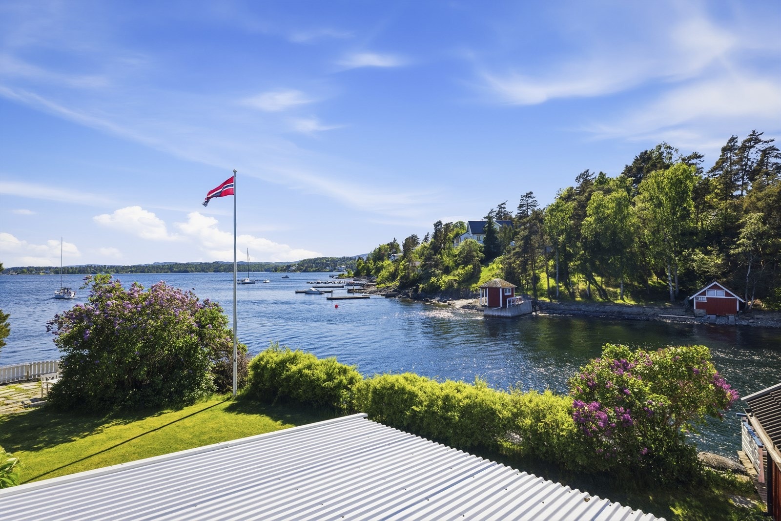 Utsikt fra boligens andre etasje over hagen og utover Holmenfjorden. Galleribilde