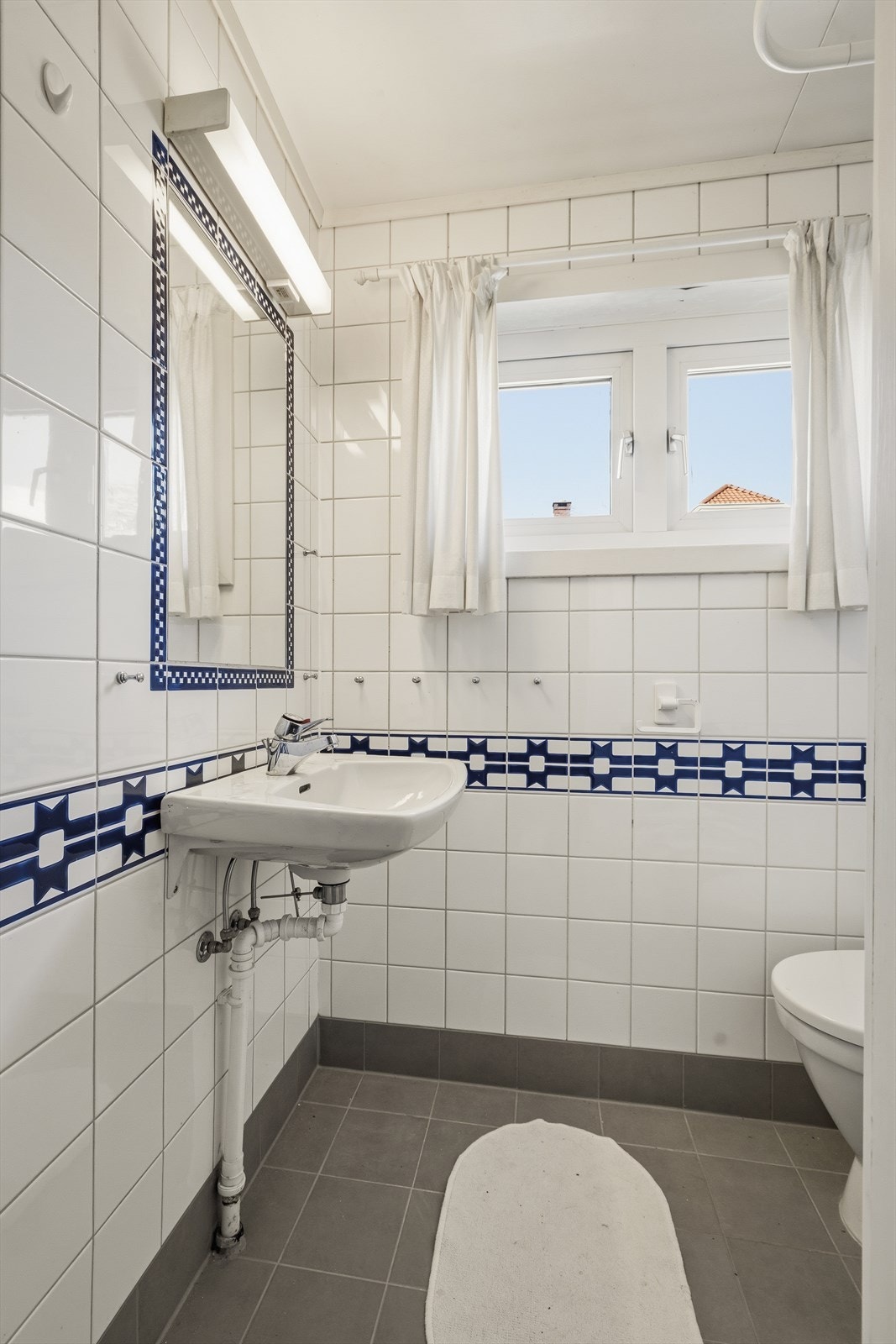 Badet i andre etasje har flislagt gulv. Gulvet ble rehabilitert i 2021 med ny membran og nytt sluk. Galleribilde