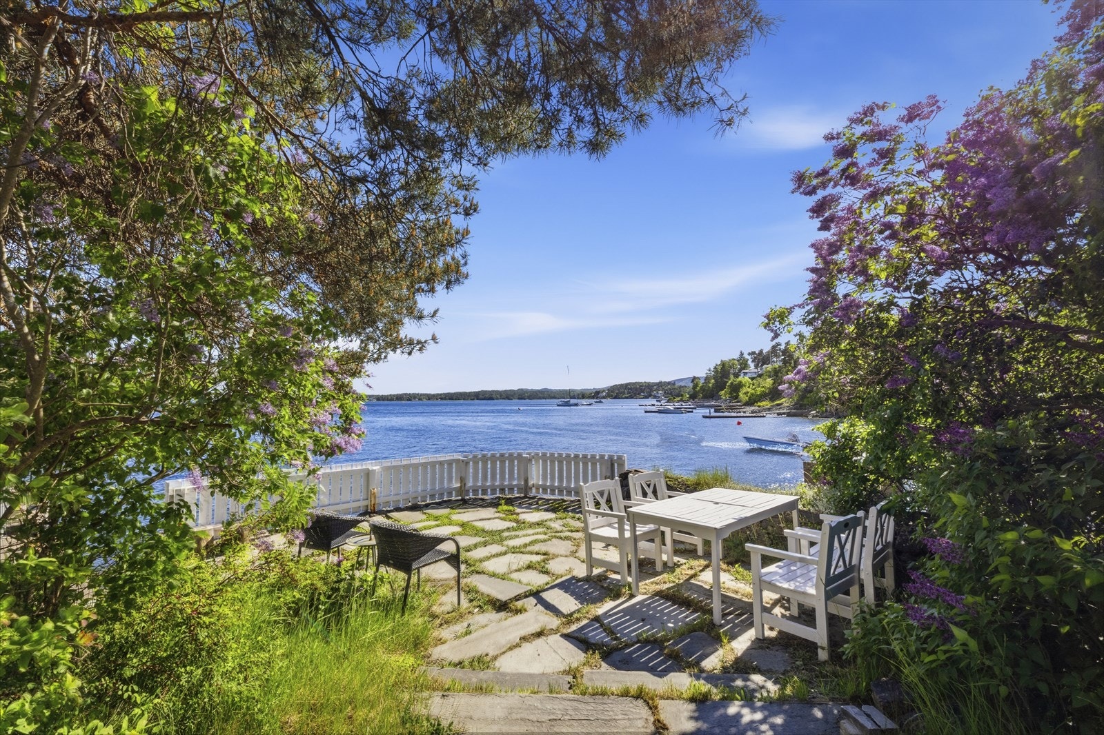 Uteplassen har god plass til sittegruppe og gir en flott utsikt over fjorden. Galleribilde